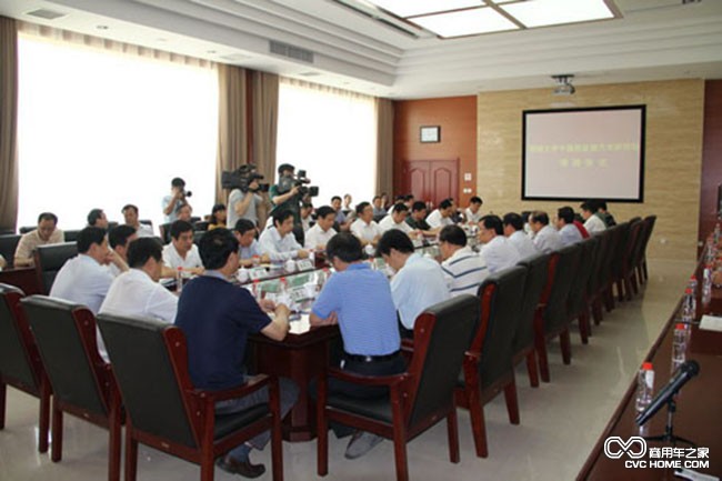 中通客車總經(jīng)理孫慶民與聊城大學副校長孫蘭雨簽署合作協(xié)議  商用車之家