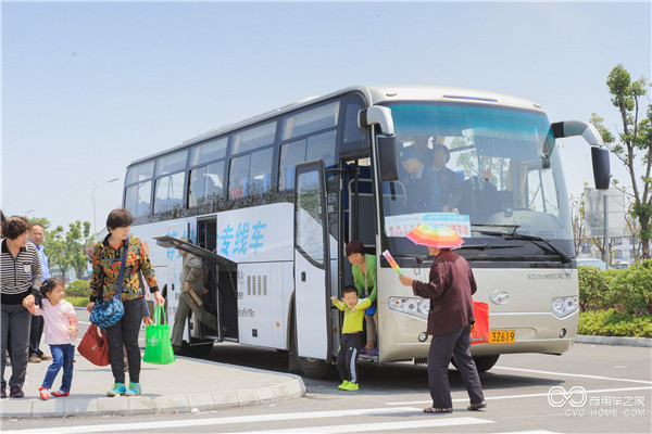 走下園博會專線車，游客們的內(nèi)心滿是期待.jpg