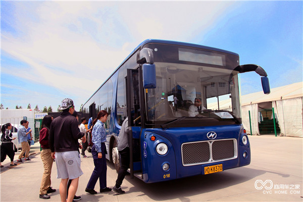 游玩上海迪士尼的游客正乘坐海格客車.jpg