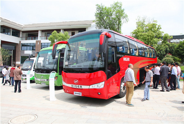 嘉賓參觀(guān)海格展車(chē).jpg