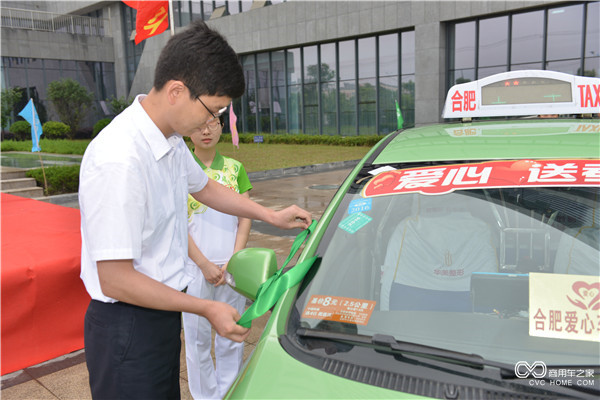 系上綠色帶是“愛心送考車”的標(biāo)志.JPG